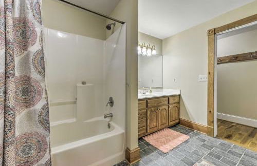 Remodeled Pittsboro Farmhouse Sitting on 220 Acres - Foto 14