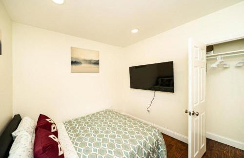 988 - 2 4BR Boston Cozy Getaway near Geneva Cliffs - Foto 32