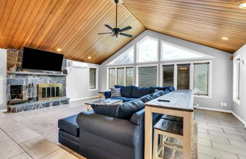 Maine Pondfront Home Sleeps 22 - Pool & Hot Tub - Photo 16