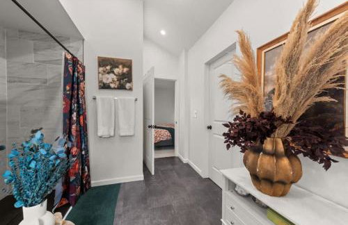 Hot Tub - Game Room - Chic & Spacious - Sleeps 10 - Foto 36