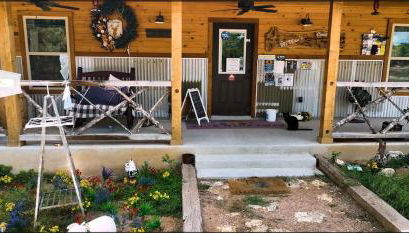 Texas State Glamping Getaways to Nature in this Cute Log Cabin near Austin - Foto 4