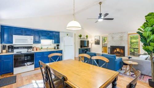 Spacious w Hot Tub, Fire Pit, Deck, Grill and WiFi - Foto 5, stove