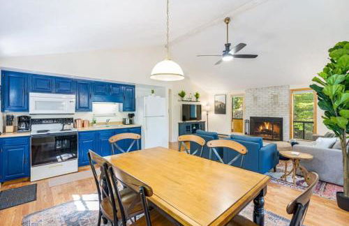 Spacious w Hot Tub, Fire Pit, Deck, Grill and WiFi - Foto 5