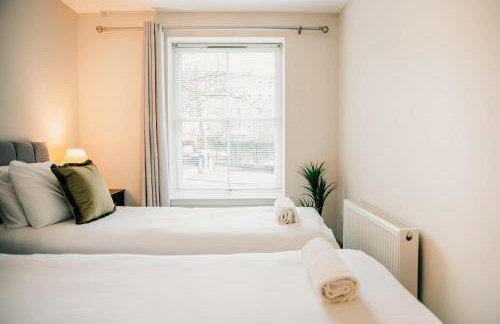 Modern Central 2 Bed Apartment with Parking - Photo 44