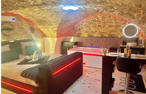 Secret LoveRoom - SpaBalnéo, Lit King Size, CLIM, Chic, calme et discret, 2 personnes - Foto 7