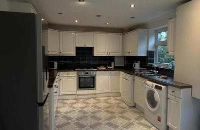 Spacious 3 Bed Apartment In Central Horsham - Photo 3