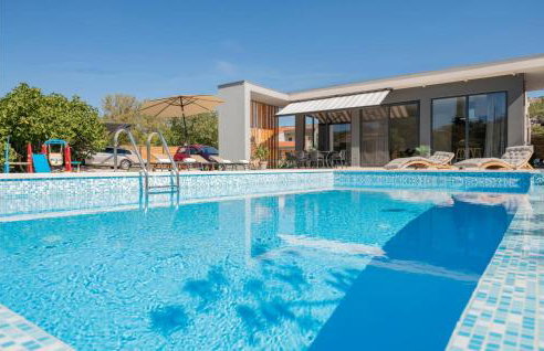 Gorgeous Home In Katuni With Wifi - Foto 8