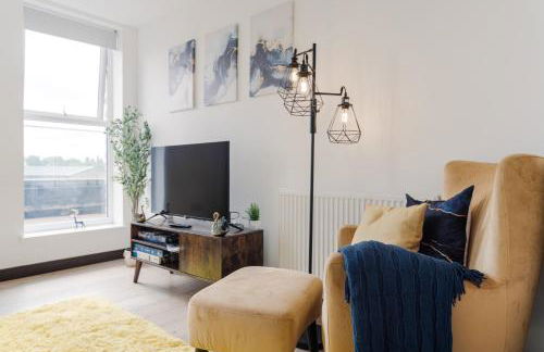 Step Free 2 Bed 2 bath Oasis FlatIClose to David Lloyd Gym with Fully Equipped Kitchen& Parking in DartfordIMins from station and 45 mins into Central London - Photo 32