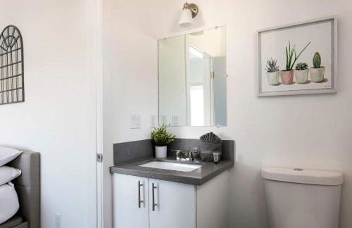 Experience Luxury 4BR Townhouse Sleeps 8 with Parking - Foto 26