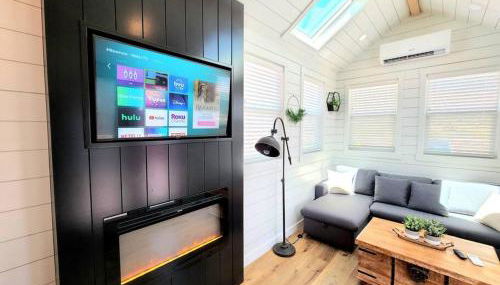 NEW Nook Tiny Home with Deck Firepit Skylights - Foto 3