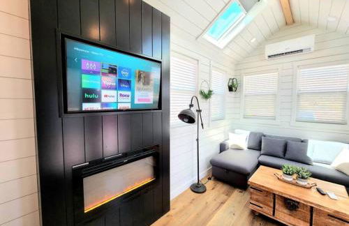 NEW Nook Tiny Home with Deck Firepit Skylights - Foto 3