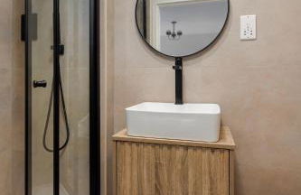 Flatzy - Prime City Apartment with Free Parking & Ping Pong Table - Foto 11