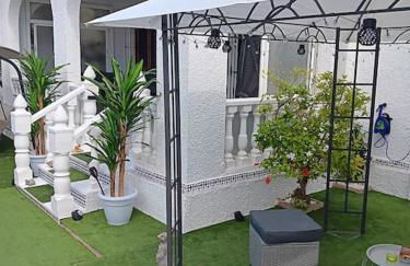 Villa in La Marina with cozy garden and private solarium - Foto 1