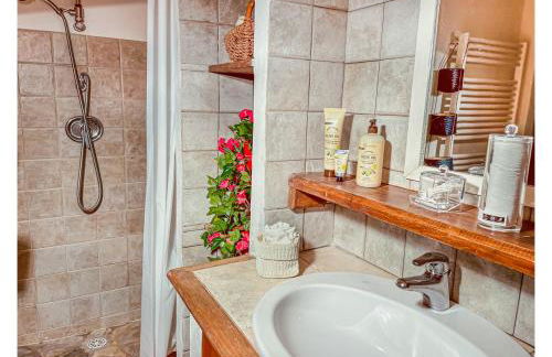 Romantic Tuscan Barn with Pool Views Private Terrace Sleeps 2 to 6, Lamole Greve in Chianti - Foto 13