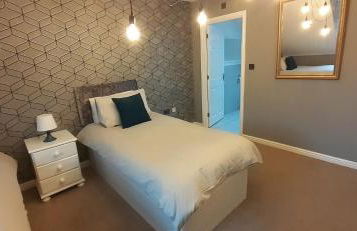 Hawksworth House in Chelmsley Wood, Birmingham near Solihull, near the NEC, HS2, JLR, Bear Grylls Centre, Resorts World and Birmingham airport, with a garage and free parking, great for families and contractors - Foto 22