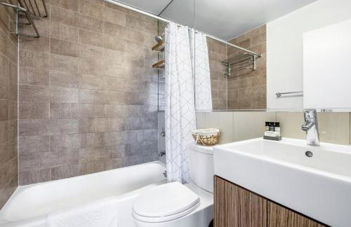 UES 1BR w Gym Doorman Stunning Roof NYC-505 - Foto 11