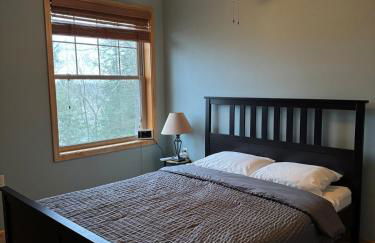 Woodlawn Lakeside Retreat - 2 BR Waterfront Cabin - Foto 15