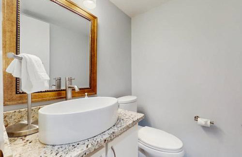 Cozy Dog-Friendly Home WITH Full Kitchen, Patio & Backyard, Close to Golf Course - Foto 21