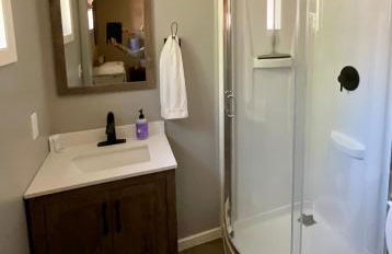 Beautiful Bungalow and Bunk House, Close to Lake - Foto 17