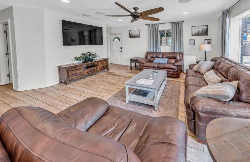 NEW! HUGE 5BR Mountain Views Game Room Hot Tub Lawn Games BBQ - Photo 10