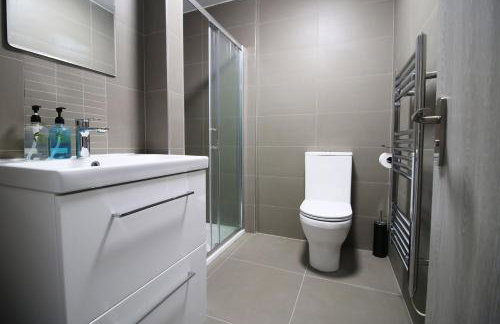 New Cardiff Bloc Exclusive Apartments By Prime Stays - Shops and Parking - Great for Groups and Families - Foto 27