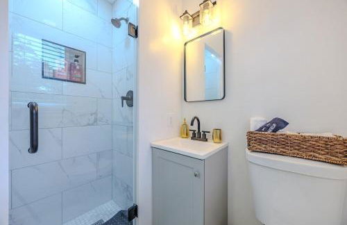 Stylish Forest Retreat Minutes from DC - Gary - Foto 26