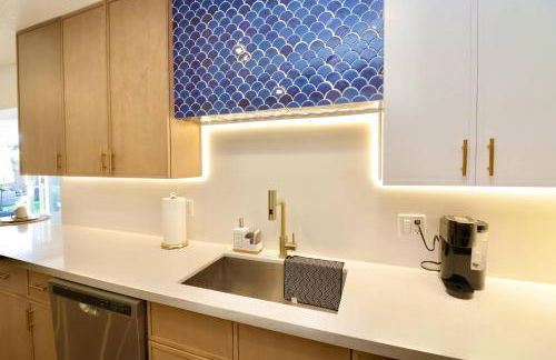 Luxury Oasis Getaway w/pool 15 mins from beach - Foto 42