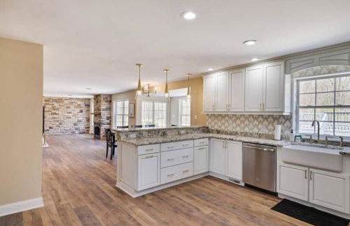 Luxe Lrg Pocono House for 18 Hot Tub/Gameroom/Pool - Foto 50