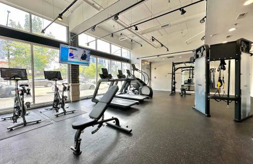 1 Free Parking Gym Balcony Sleeps 10 - Photo 36