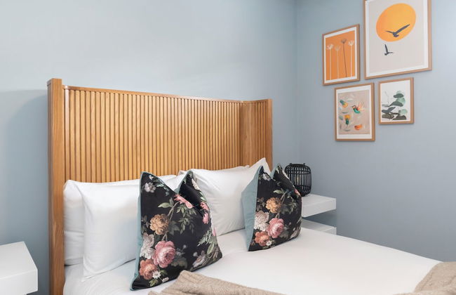 Beautiful 2 Bedroom Apartment With Parking in The Docks - Photo 6