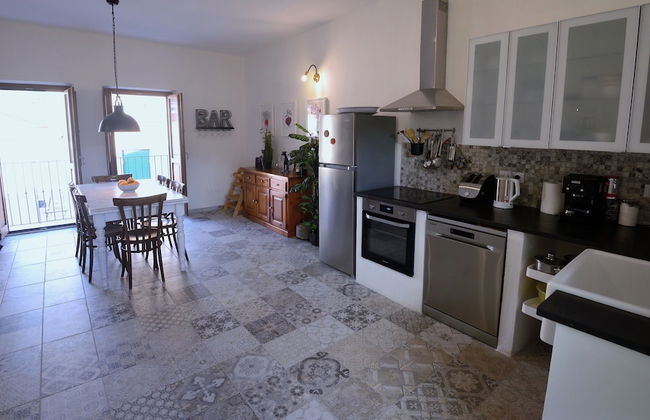 Large, Authentic 2-bed Apartment, Panoramic Views - Foto 9