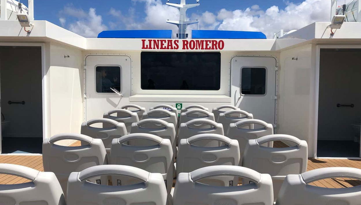 Asientos en la cubierta del ferry de Lanzarote a Fuerteventura