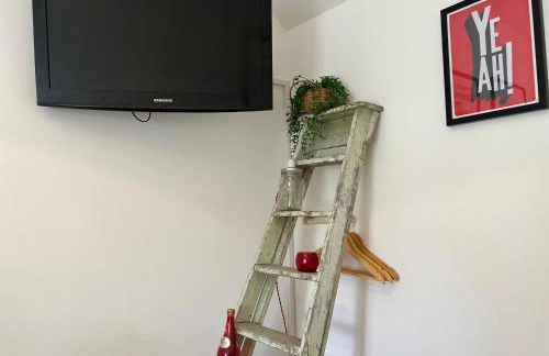 Spacious 4 Bedroom Farmhouse - Photo 51