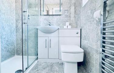 Luxury 5BR Stay With City Access - Photo 64