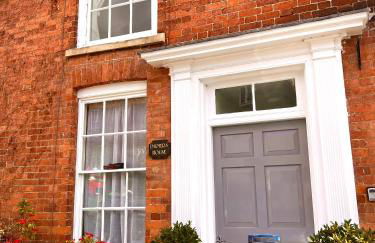 Beautiful stylish 2 bed apartment with free parking - Photo 1