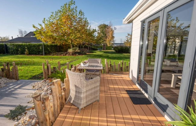 Chalet in Goedereede Near North Sea Beach - Photo 1