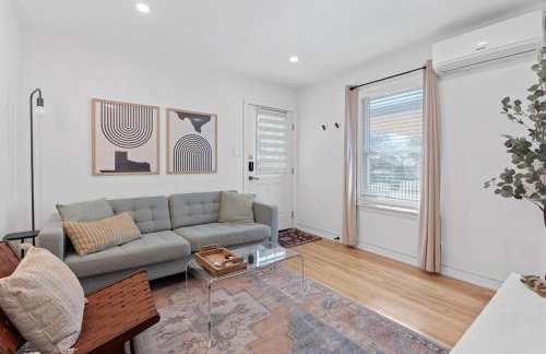 Chic 2BR Highland Retreat Near UT and Downtown, Free Parking by Austin Vacay - Foto 9