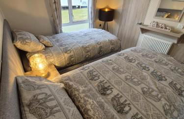 The Blue Lagoon 2 bedroom lodge with hot tub - Foto 6