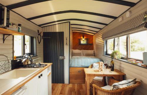 Lomu - Cosy Coastal Shepherd's Hut with Log-Burner and WiFi - Foto 1