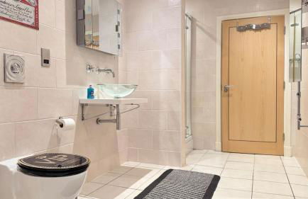 Spacious 2-Bedroom Duplex with Jacuzzi Bath and Free Gated Parking - Foto 2