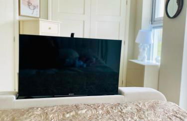 Sun Set House With Hot Tub - Photo 3