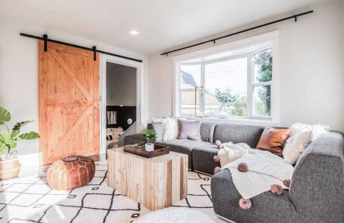 Stylish Modern Farmhouse wYard 10 mins from DT - Foto 1