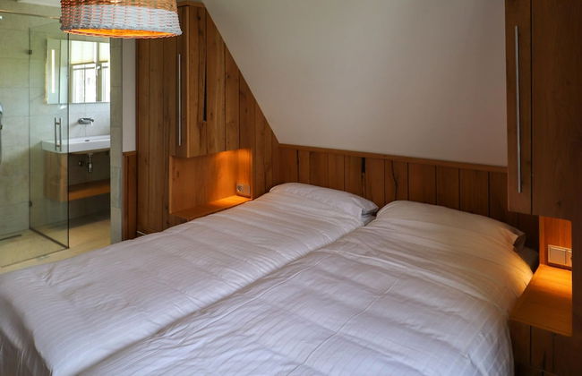 Luxury Villa with Sauna & Hot Tub at Lake - Foto 5