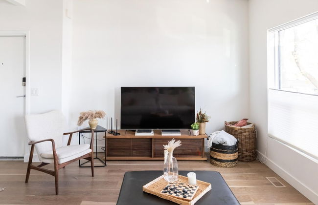 DT 3-lvl Townhouse w Rooftop Patio - Photo 4