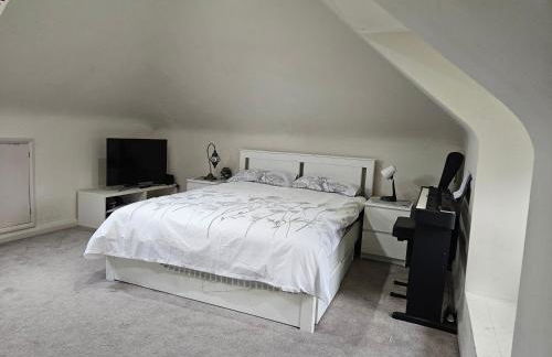 Stunning 4 bed house with huge garden and parking - Foto 34