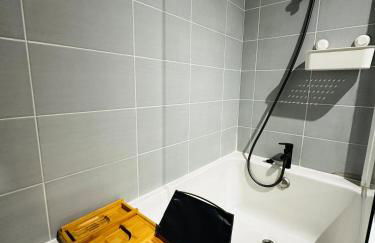 La Forêt des Pins - Free Check-In - Wifi - Parking Privé - Netflix - Draps & Serviettes inclus - Foto 12