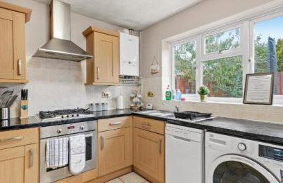 Spacious 3-Bed Home Near M1, Sky TV & Netflix Included 2x Parking Spaces Garden Fast Wifi Contractors Travellers Relocators Leisure Welcome - Foto 10