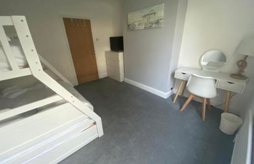 Blissful 4-Bedroom Home with Hot tub - Foto 23