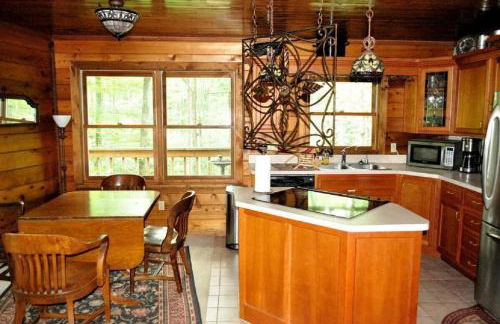 Wooded & Fabulous Brown County Cabin with Hot Tub Near Nashville, IN - Foto 12