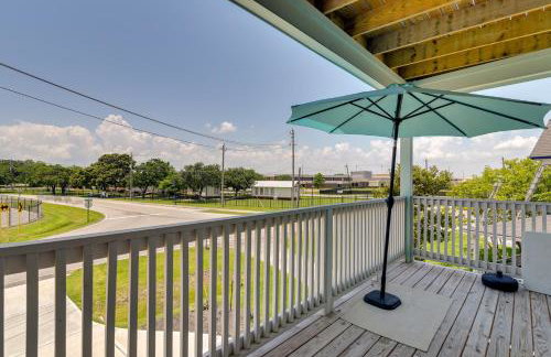 La Porte Home with Balconies Walk to Beach! - Foto 26